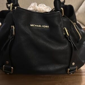 Black and gold Michael kors handbag 🖤💛